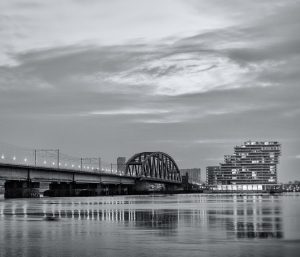 Spoorbrug en Waal